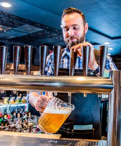 Vasos, copas y jarras de cerveza