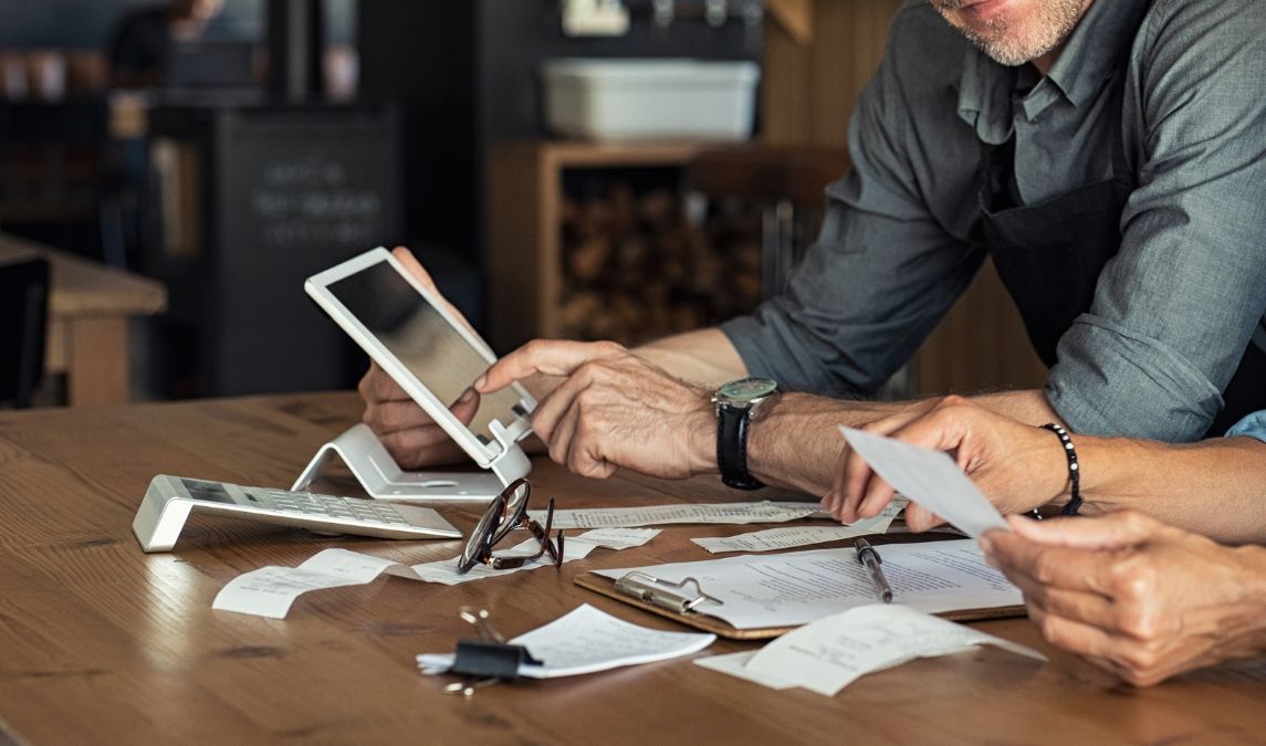 papeles y tablet en un bar