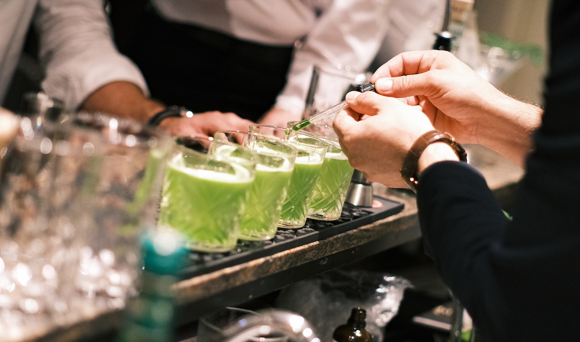 Barman sirviendo cócteles