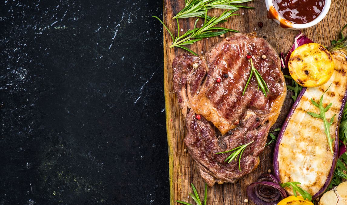 imagen de plato de restaurante con carne y patatas