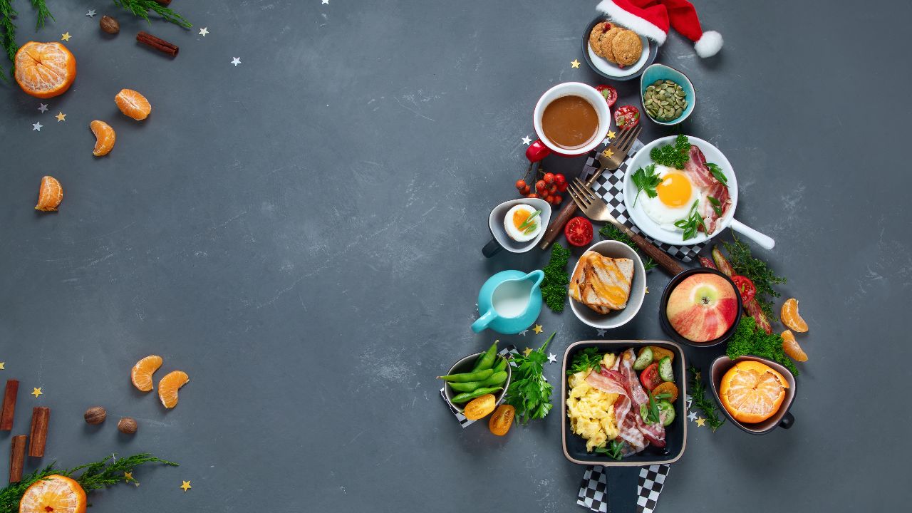 árbol de navidad con platos de comida