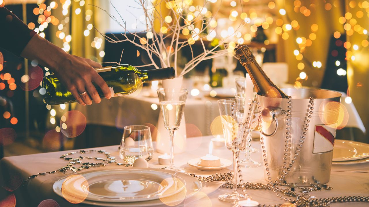 Restaurante con mesa decorada con decoración navideña