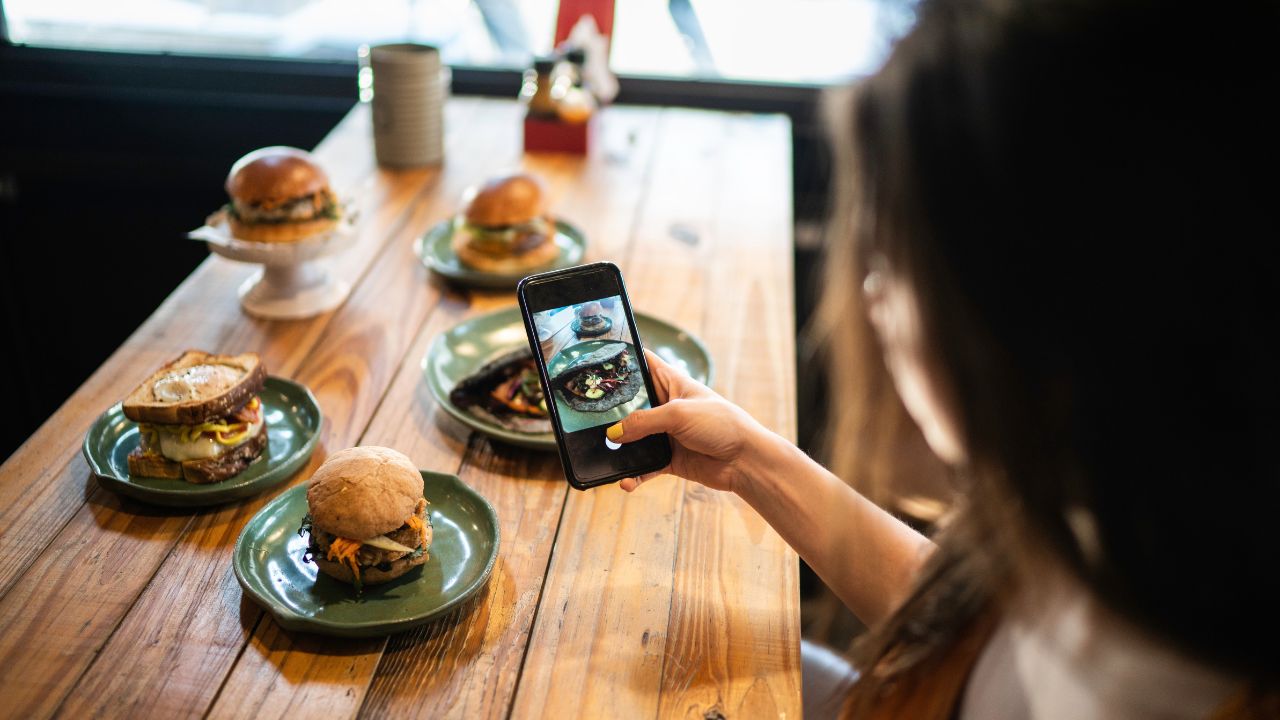 influencer fotografiando en restaurante