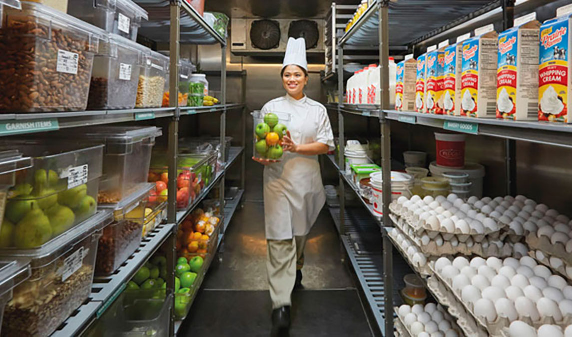 mujer_estanteria_cocinera_dbmark.jpg